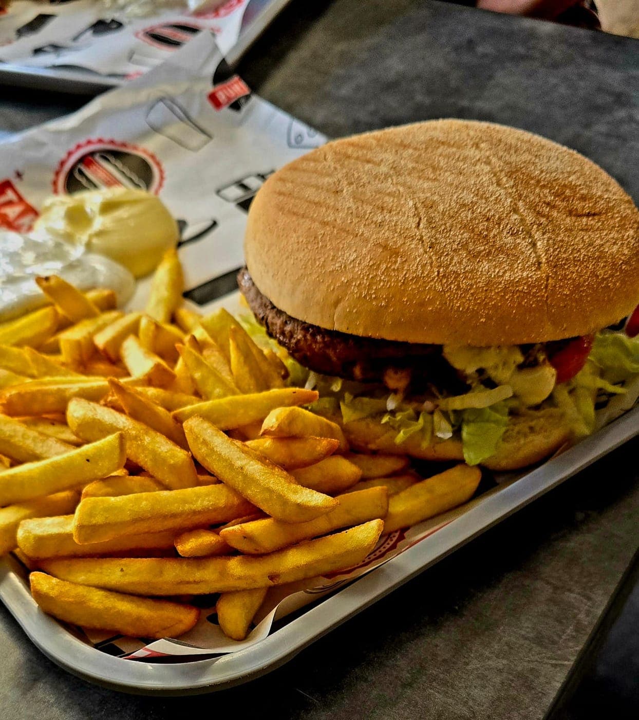 Burger servi avec une portion de frites